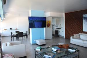 a living room with a couch and a table at Ondina Apart Hotel Cobetura in Salvador