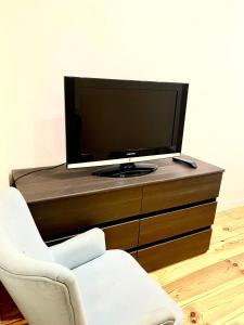 ル・アーヴルにあるLe Havre Élégant proche plage plein centre entrée autonomeのテレビ(椅子付きドレッサーの上に座る)