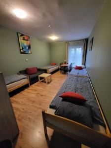 Postel nebo postele na pokoji v ubytování Hostel Gliwice Centrum PARKING