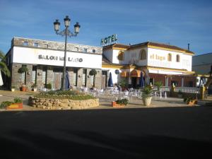 a building with a street light in front of it at Hotel Restaurante El Lago in Arcos de la Frontera