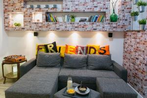 A seating area at Friends Hostel & Apartments