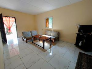 ein Wohnzimmer mit zwei Stühlen und einem Tisch in der Unterkunft Red Villa on Lionsrest 