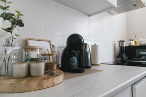 a kitchen counter with a cutting board and a blender at Central Charm Azores in Ribeira Grande