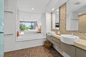 Koupelna v ubytování Byron Bay Accom Beach House Vue 4 Byron Bay