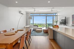 TV a/nebo společenská místnost v ubytování Byron Bay Accom Beach House Vue 4 Byron Bay