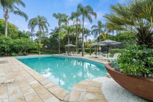 Bazén v ubytování Byron Bay Accom Beach House Vue 4 Byron Bay nebo v jeho okolí