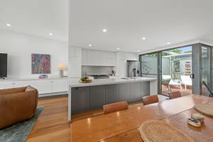 Kuchyň nebo kuchyňský kout v ubytování Byron Bay Accom Beach House Vue 4 Byron Bay