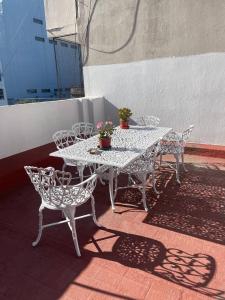 Una mesa blanca y sillas en un patio. en Beautiful stay in Abasto-Recoleta-D-B, en Buenos Aires