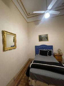 Un dormitorio con una cama azul y un ventilador de techo. en Beautiful stay in Abasto-Recoleta-D-B, en Buenos Aires