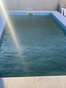 una piscina de agua con un arco iris dentro en Residencial Las Heras, en Las Heras 5 fotos más