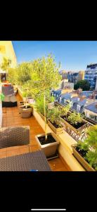 Elle offre une vue sur un balcon avec un arbre. dans l'établissement Appart Terrasse Vue Tour Eiffel, à Paris