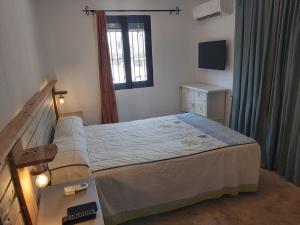 Katil atau katil-katil dalam bilik di Andalusian Beach House +19 gambar