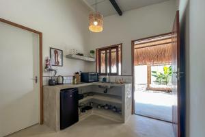 Kuchyň nebo kuchyňský kout v ubytování Nomad Palmeira Casa com charme local com piscina privativa