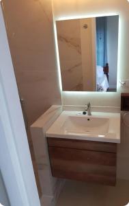 un bagno con lavandino e specchio di Serenity at Buccoo, Ensuite Room a Buccoo