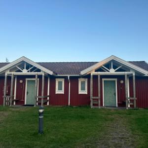 a red house with a parking meter in front of it at Resort Yxenhaga in Hok