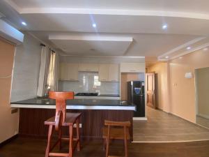 Η κουζίνα ή μικρή κουζίνα στο By the sea Apartments