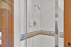 Ein Badezimmer in der Unterkunft Gorgeous Oceanfront Villa With Panoramic Views
