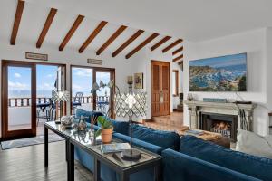 Ein Sitzbereich in der Unterkunft Gorgeous Oceanfront Villa With Panoramic Views