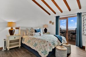ein Schlafzimmer mit einem Bett mit Blick auf das Meer in der Unterkunft Gorgeous Oceanfront Villa With Panoramic Views in Avalon