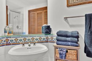Ein Badezimmer in der Unterkunft Gorgeous Oceanfront Villa With Panoramic Views