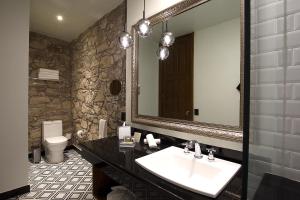 Koupelna v ubytování Nueve 25 Hotel Boutique + 37 fotografií