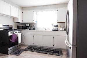 Eldhús eða eldhúskrókur á Cozy Roomy family sized apartment on major bus route close to all
