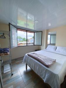 una camera da letto con un letto grande e una finestra di Apartamento en Santa Rosa de Cabal a Santa Rosa de Cabal