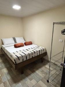 una camera da letto con un letto con due cuscini sopra di Apartamento en Santa Rosa de Cabal a Santa Rosa de Cabal