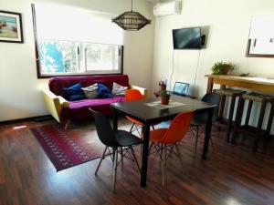 un salon avec une table, des chaises et un canapé dans l'établissement Connection to Nature, à Estación Costa Azul