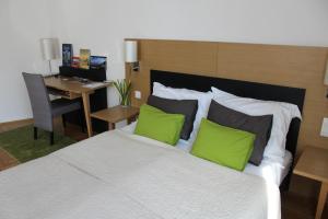 ブダペストにあるBauhaus Studio with Parliament viewのベッドルーム1室(緑の枕とデスク付)