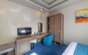TV a/nebo společenská místnost v ubytování Rum Vang Hotel Da Lat