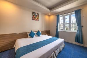Postel nebo postele na pokoji v ubytování Rum Vang Hotel Da Lat + 25 fotografií