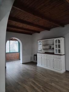 een grote kamer met een grote witte kast en een boog bij Casita Verde in Rosario