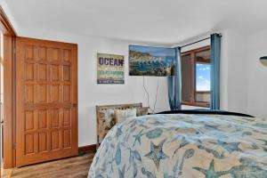 Ein Bett oder Betten in einem Zimmer der Unterkunft Gorgeous Oceanfront Villa With Panoramic Views
