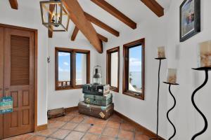 Galeriebild der Unterkunft Gorgeous Oceanfront Villa With Panoramic Views in Avalon