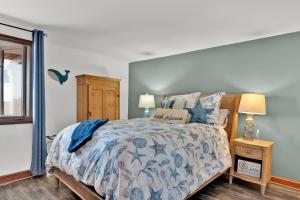 Ein Bett oder Betten in einem Zimmer der Unterkunft Gorgeous Oceanfront Villa With Panoramic Views