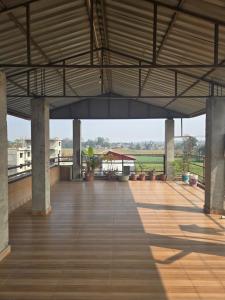 Un balcón o terraza en Sauraha Alley Inn Lumanti