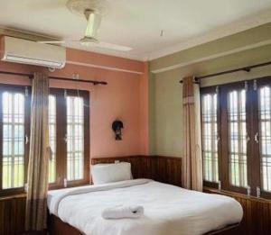 Una cama o camas en una habitación de Sauraha Alley Inn Lumanti