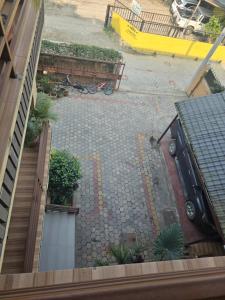 El barrio en el que está la posada o un barrio cercano