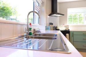 Kitchen o kitchenette sa An Teach Ban