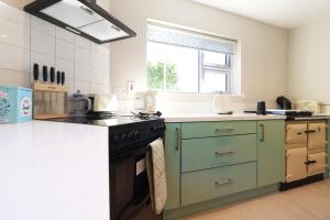 Kitchen o kitchenette sa An Teach Ban