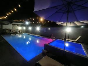 多拉多Aquaville Dorado Moderna A Studio 7的夜间游泳池,带遮阳伞