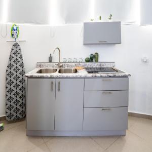 Aquaville Dorado Moderna A Studio 7的厨房或小厨房