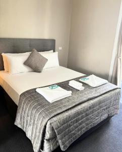 Postel nebo postele na pokoji v ubytování Grand Hotel Mount Morgan