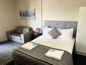 Postel nebo postele na pokoji v ubytování Grand Hotel Mount Morgan