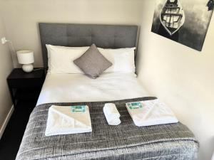 Postel nebo postele na pokoji v ubytování Grand Hotel Mount Morgan