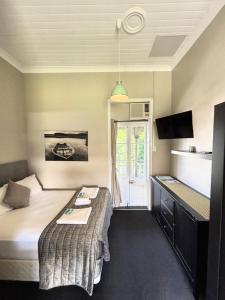 Postel nebo postele na pokoji v ubytování Grand Hotel Mount Morgan