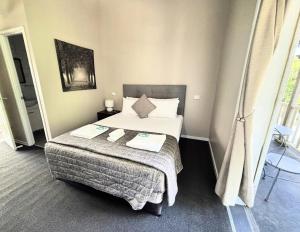 Postel nebo postele na pokoji v ubytování Grand Hotel Mount Morgan