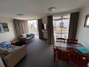 un soggiorno con divano e tavolo e una sala da pranzo di Methven Mountain View Apartment a Methven