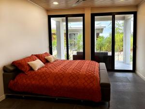 Postel nebo postele na pokoji v ubytování Garden Suite at Solindo Stays
